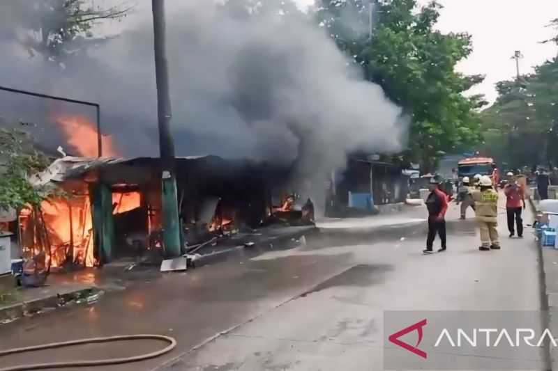 Enam Kios di Kawasan Terminal Kampung Rambutan Hangus Terbakar
